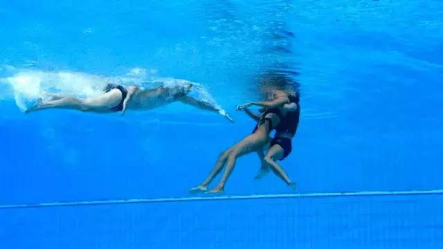 Su altında bayılan ABD'li yüzücüyü koçu kurtardı