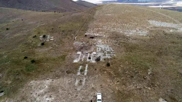 Yabancıların yaptığı sondaj çalışmalarında petrol bulunan kuyular 'yetersiz' denilerek betonla kapatıldı