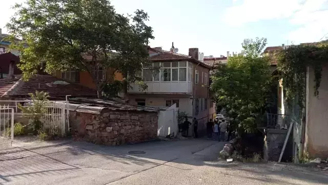 Boşanma aşamasındaki eşini tabancayla vurup intihar etti