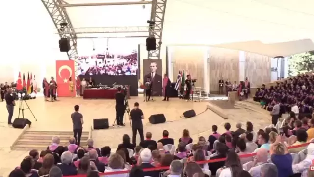 Hacettepe'nin mezuniyetinde konuşan genç doktor, dekan tarafından susturulmak istenince salon tepki gösterdi