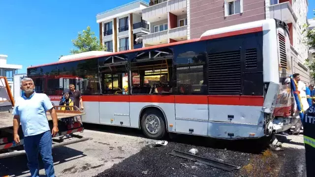 Yolcu indiren halk otobüsüne çarpan araç kağıt gibi ezildi: 2 ölü, 3 ağır yaralı