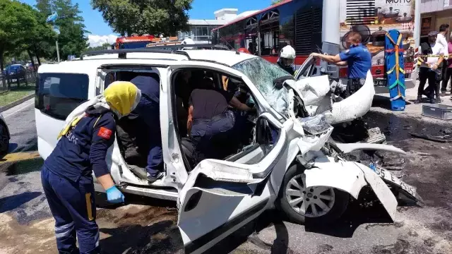 Yolcu indiren halk otobüsüne çarpan araç kağıt gibi ezildi: 2 ölü, 3 ağır yaralı