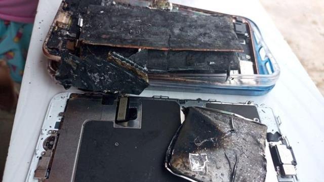 Yemek sırasında masada duran telefon bomba gibi patlayıp, gencin gözüne saplandı