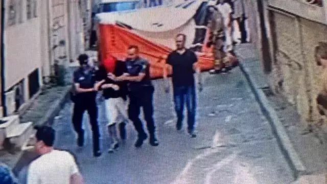 Evini ateşe verip balkondan atlayan genci itfaiyecinin refleksi kurtardı