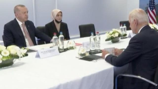 Bakan Varank'tan Erdoğan'ın çevirmenine 'Hanım kızımız' diyen Kılıçdaroğlu'na sert başörtüsü çıkışı