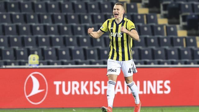 Fenerbahçe'nin stoperleri bir bir gidiyor! Kim Min Jae'nin ardından Szalai'de yolcu