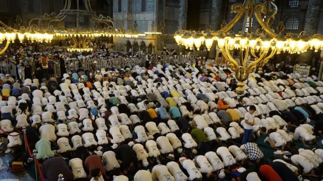 TÜGVA Yaz Okulu gençliği Ayasofya'da