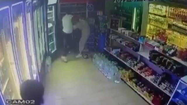 Yolda yürürken tacize uğrayan genç kadın sığındığı tekel bayisinde öldüresiye dövüldü