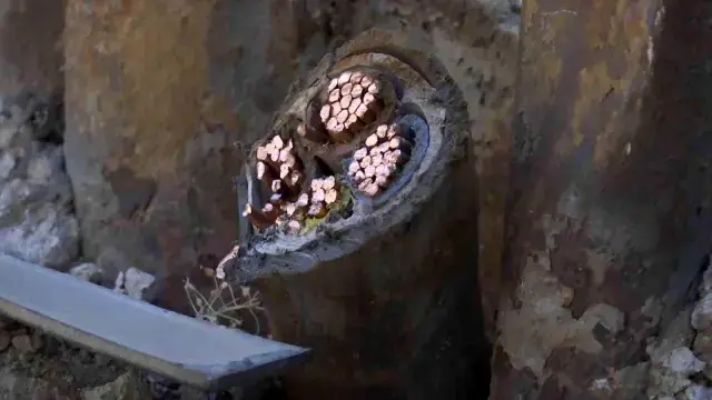 Elekrik panosuna giren hırsız, yanlış kabloyu kesince 40 dairenin elektronik cihazı yandı: Hasar 400 bin lira