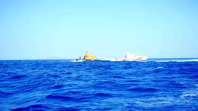 Yunanlıların batırmaya çalıştığı tekneye Türk askerinin verdiği destek göğüs kabarttı: Yolunuza devam edin