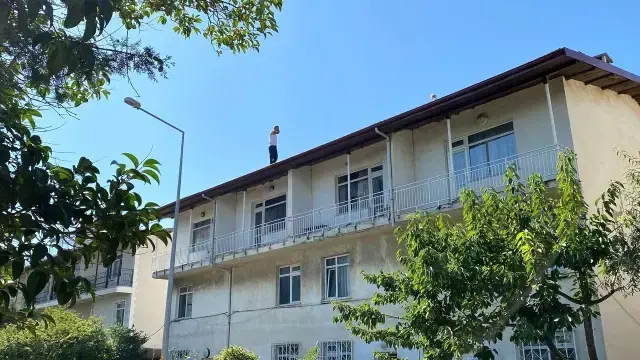 30 yıldır çalıştığı işten atılınca intihar etmek için çatıya çıkan şahıs 3 saatte ikna oldu