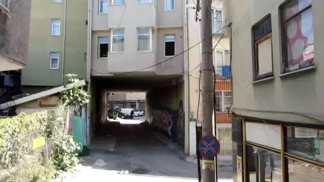 Altından yol geçen apartman! Görenler kapının nerede olduğunu anlamaya çalışıyor
