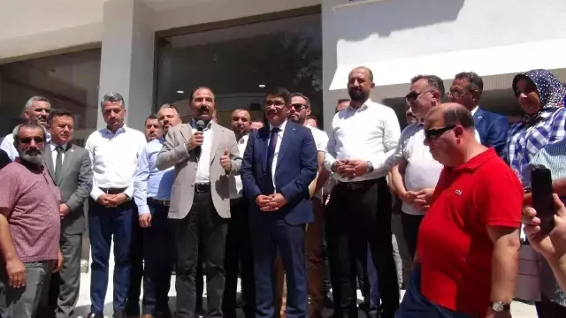 Şehzadeler Belediyesi'nde en düşük maaş 8.216 TL'ye yükseltildi, işçiler başkana davul zurnayla teşekkür etti