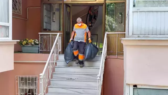 3 kişilik ailenin yaşadığı evden 4 kamyon çöp çıktı