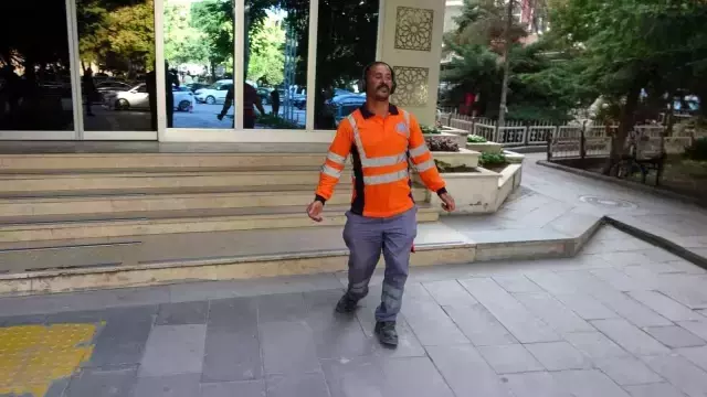 Düğünde oynaması çok beğenilen temizlik işçisine belediye başkanından hediye