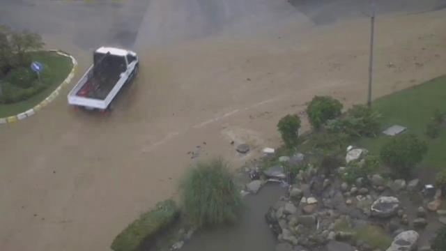 Meteoroloji'nin günlerdir uyarısını yaptığı yağış İstanbul'a giriş yaptı! Silivri'de caddeler göle döndü