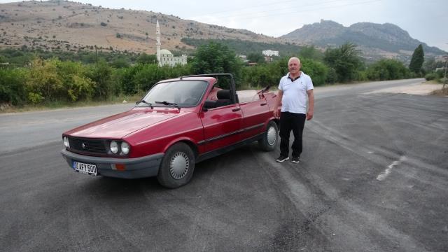 'Düğün Dernek' filminden esinlenerek eski otomobilini üstü açık hale getirdi! Görenler telefona sarılıyor