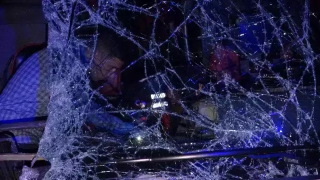 Yolcu otobüsü arkadan tıra çarptı: 1 ölü, 43 yaralı