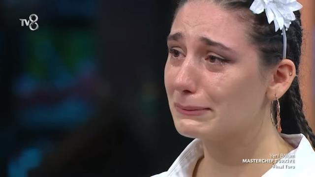 MasterChef Türkiye'de ana kadroya giremeyen Ayşegül, gözyaşlarına boğuldu