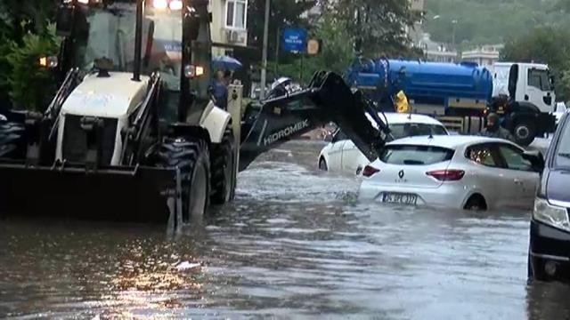 Son Dakika: Şiddetli yağış İstanbul'u esir aldı, daha fenası geliyor! AKOM saat verip uyardı