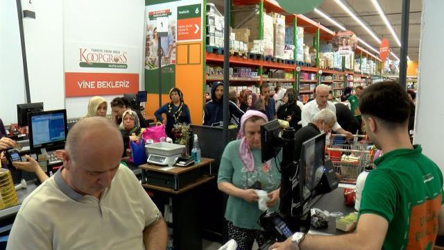 Vatandaş, Tarım Kredi marketlerine akın ediyor! İşte indirime giren ürünlerin fiyatları