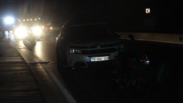 Motosikletten düştüler, yerde yardım beklerken otomobilin altında kaldılar