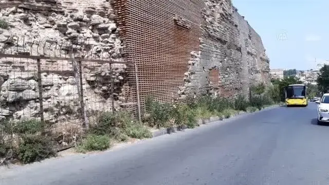 Yolda yürüyen yayaya çarpan İETT otobüsü, hiçbir yokmuş gibi yola devam etti