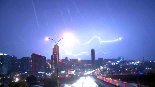 İstanbul'da beklenen sağanak yağış her iki yakada da başladı: Sel ve su baskınlarına dikkat