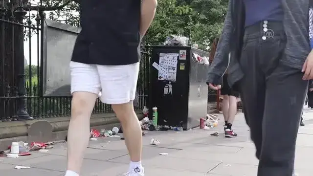 İskoçya'da temizlik işçilerinin grevi nedeniyle sokaklar çöp yığınlarıyla doldu