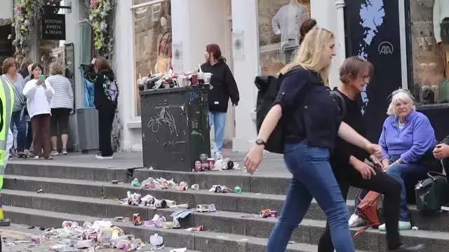 İskoçya'da temizlik işçilerinin grevi nedeniyle sokaklar çöp yığınlarıyla doldu
