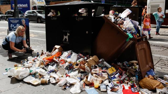 İskoçya'da temizlik işçilerinin grevi nedeniyle sokaklar çöp yığınlarıyla doldu