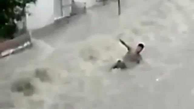 Megakent'i vuran selde can pazarı! Sel sularına kapılan vatandaş dakikalarca böyle sürüklendi