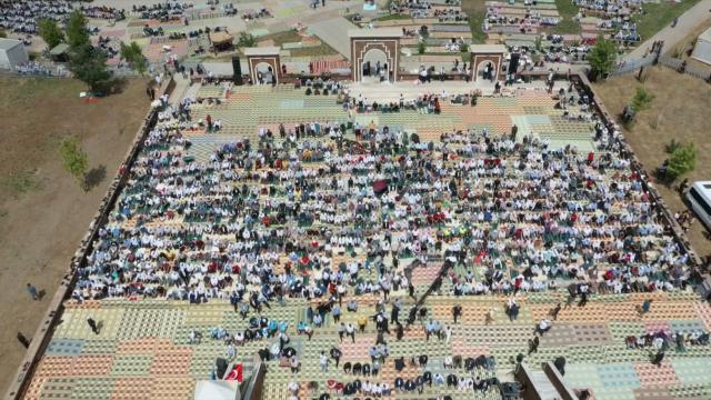 Malazgirt ovasında cuma namazı! Cumhurbaşkanı Erdoğan'a çok sayıda bakan ve kuvvet komutanı eşlik etti