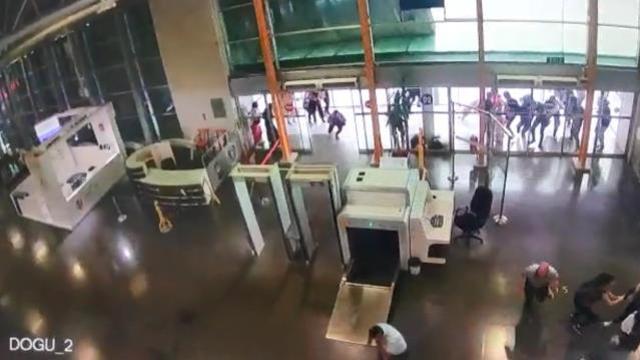 Bursa'da şehirler arası otobüs terminalinin çatı kısmının fırtına sebebiyle çökme anı kamerada