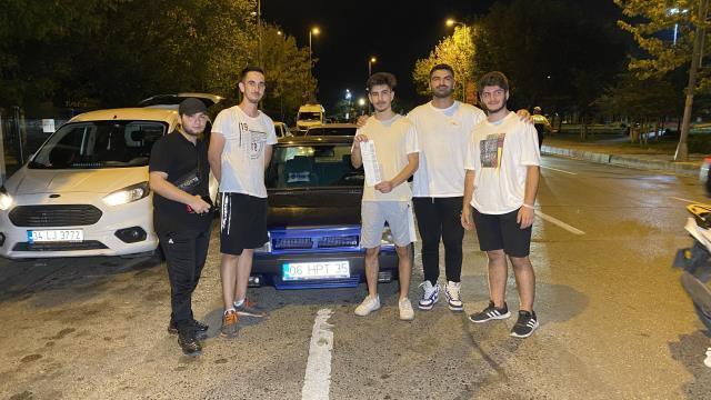 KADIKÖY'DE TRAFİK DENETİMİ: CEZA YİYİP OTOMOBİL ÖNÜNDE POZ VERDİLER