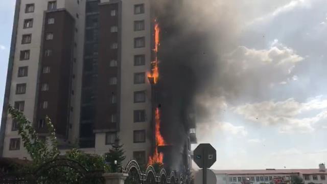 Sivas'ta 12 katlı apartmanın dış cephesi yandı