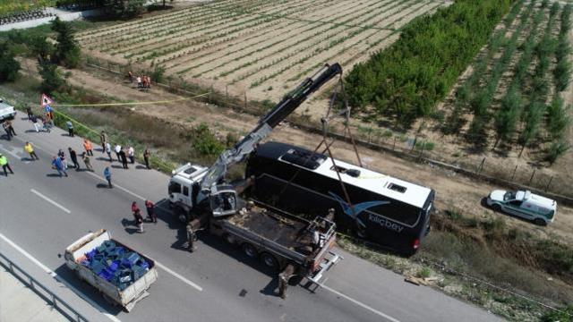 Tur otobüsü, su kanalına devrildi: 1 ölü, 54 yaralı