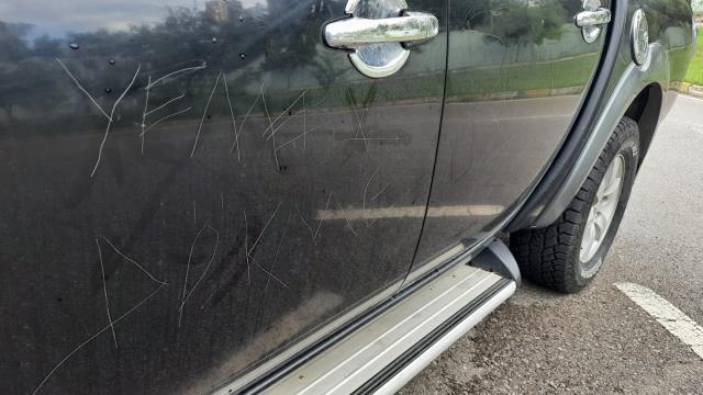 Hayvansever akademisyeni, aracına 'Yemek dökme son uyarı' yazıp tehdit ettiler