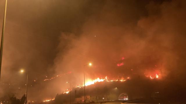 Mersin'deki dev yangın karayoluna ve Silifke'ye kadar sıçradı! Araçlar alternatif yola yönlendiriliyor