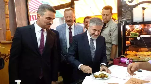 Esnaf, Isparta'yı ziyaret eden Bakan Nebati'den 1 TL basılmasını istedi