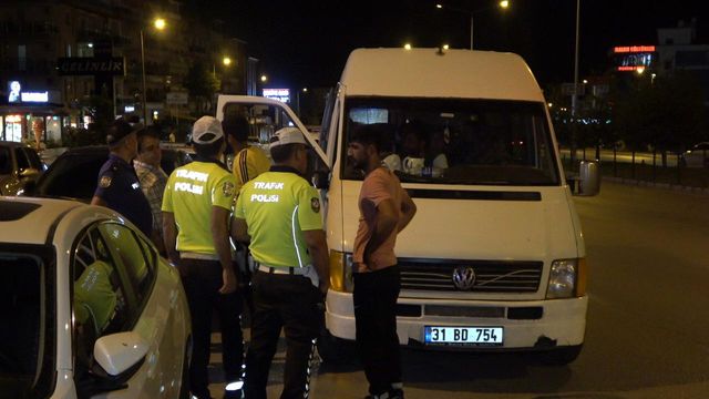 Kaçakları taşıdığı düşünülen minibüsten mevsimlik tarım işçileri çıktı