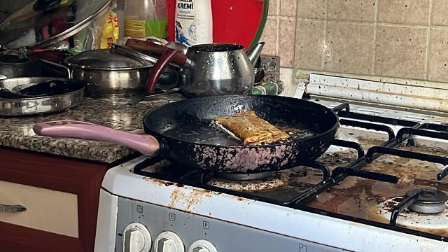 'Dış güçler kapattı' diye cep telefonunu tavada yakarak yangın çıkarttı, sonra da kendini odaya kilitledi