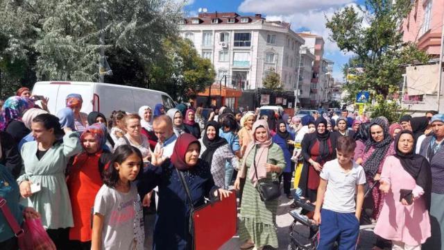Küçükçekmece'de velilerin servis ve ders saati isyanı: Vaatler yerine getirilmedi, aylık 650 TL böyle olmaz