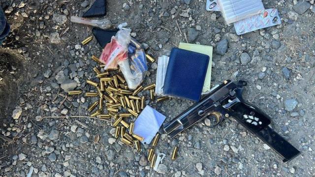 Son Dakika: Başakşehir'de 2 kişiyi öldürdükten sonra Fatih'te iki polisi vuran saldırgan viyadüğün altında saklanırken yakalandı