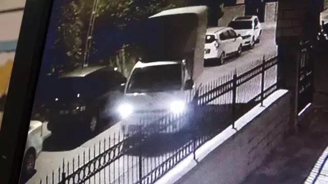 Pnedik'te acemi hırsızlar iş başında! 1 saat boyunca kamyonu çalmaya çalıştılar