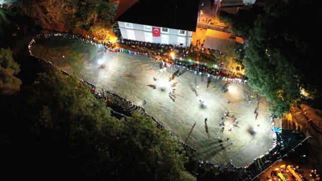 Aşiret düğününde gelin ve damada takılan parayı 9 kişi saydı