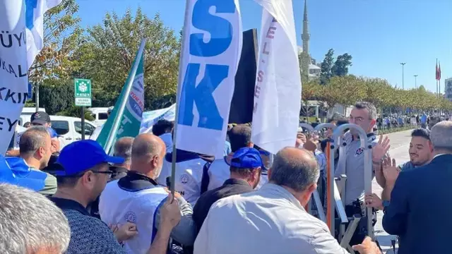 İşçilerin İBB binası önündeki banka promosyonu eyleminde arbede yaşandı