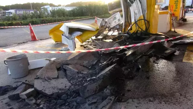 Kontrolden çıkan tır akaryakıt istasyonuna daldı, ortalık savaş alanına döndü