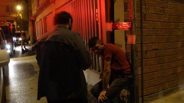 Mahalleli yakaladığı hırsızı dövüp elektrik direğine zincirledi! Bir de üzerine not bıraktılar