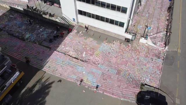 Selde ıslanan 70 bin dosya Sosyal Güvenlik Kurumu'nun bahçesine serilerek güneşte kurumaya bırakıldı